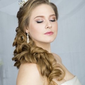 В деликатном макияж невесты используются белая насыщенная стрелка что визуально увеличивает глаза и бежево-коричневые тени. Наклееные невесте ресницы пучками по углам- ПОДАРОК. В макияже губ нанесен фруктовый тинт.