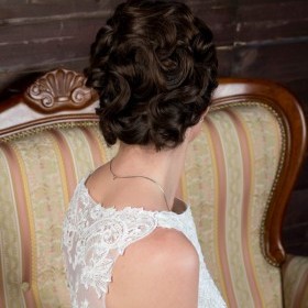 Свадебная прическа с густой челкой, объемная, с гладкой текстурой. Объем по всему затылку. Волосы выложены гладкими волнами.