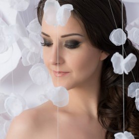 В этом свадебном макияже представлен классический дымчатый глаз или дымка в серо-черных цветах.